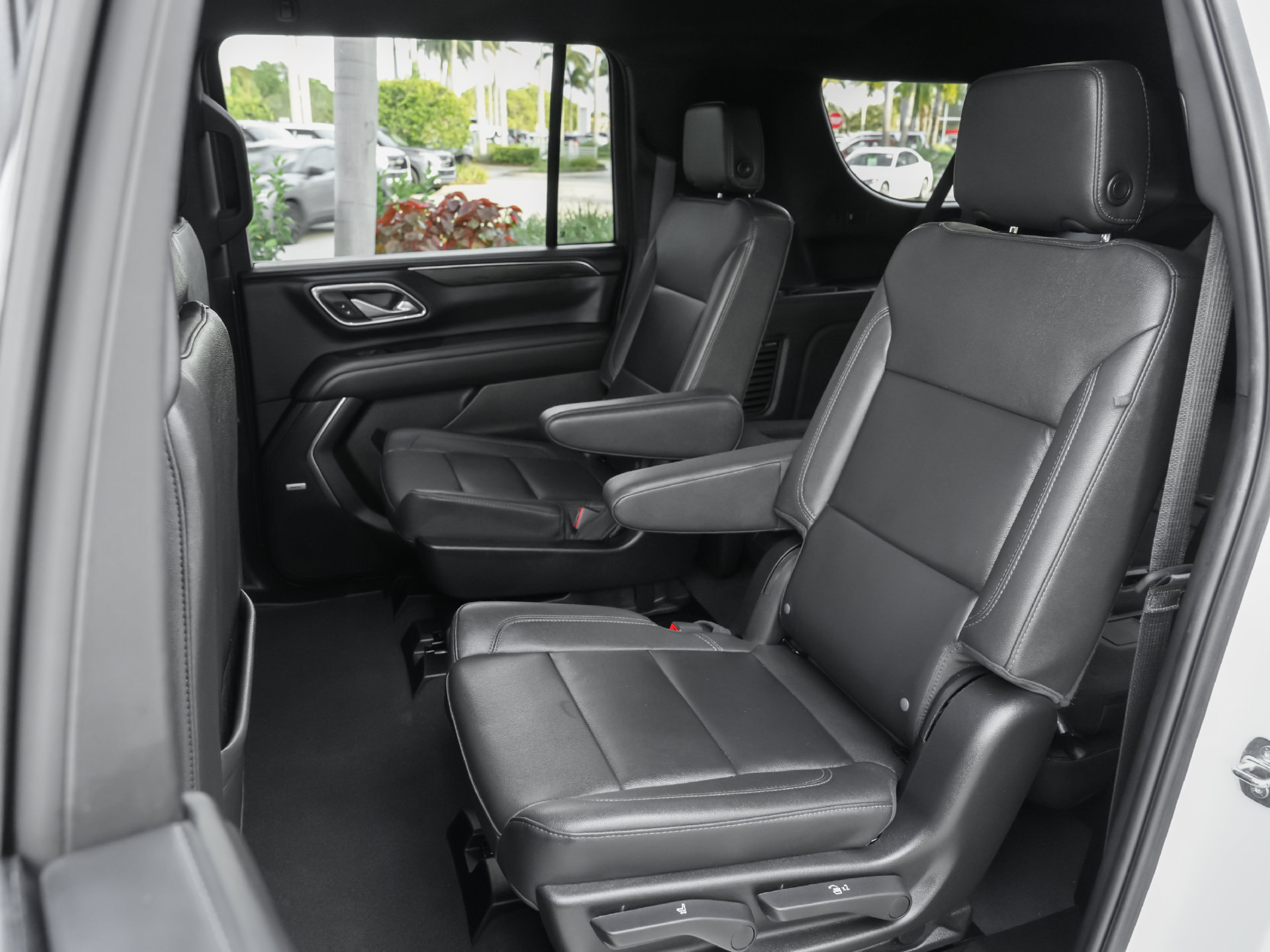 Used 2024 Chevrolet Suburban LT RWD image 34