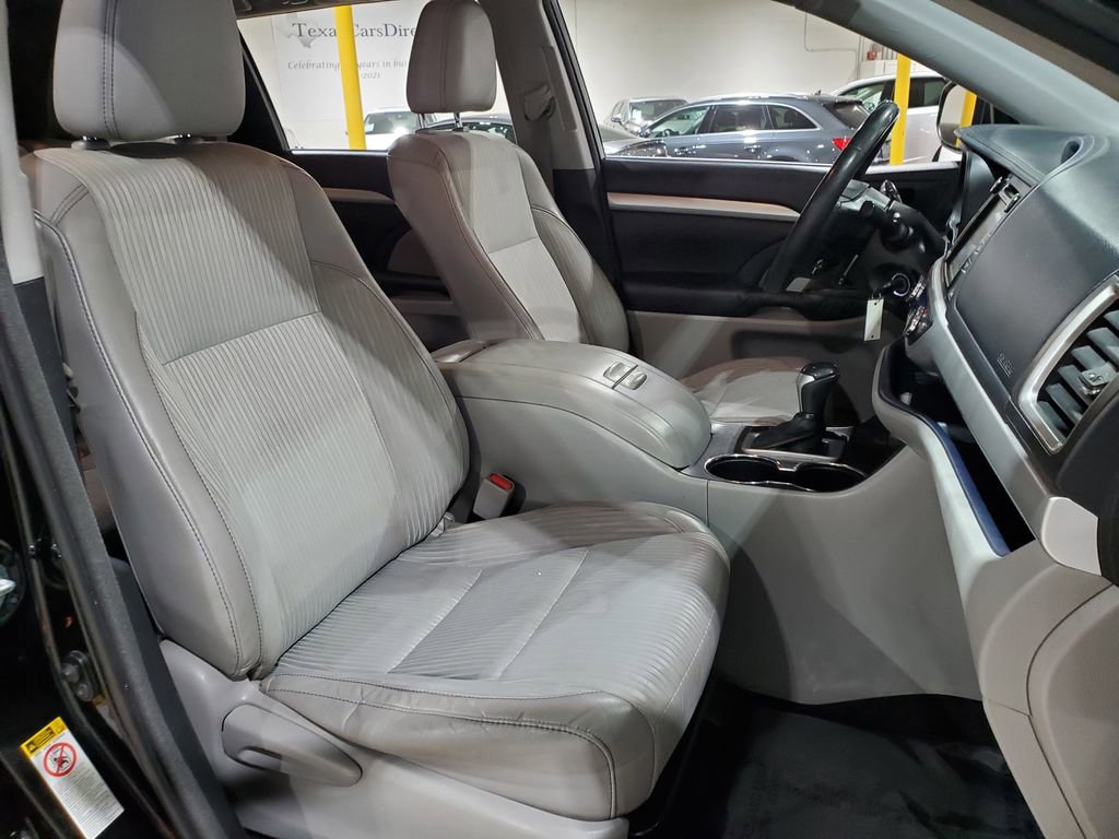 Used 2016 Toyota Highlander Plus FWD image 13