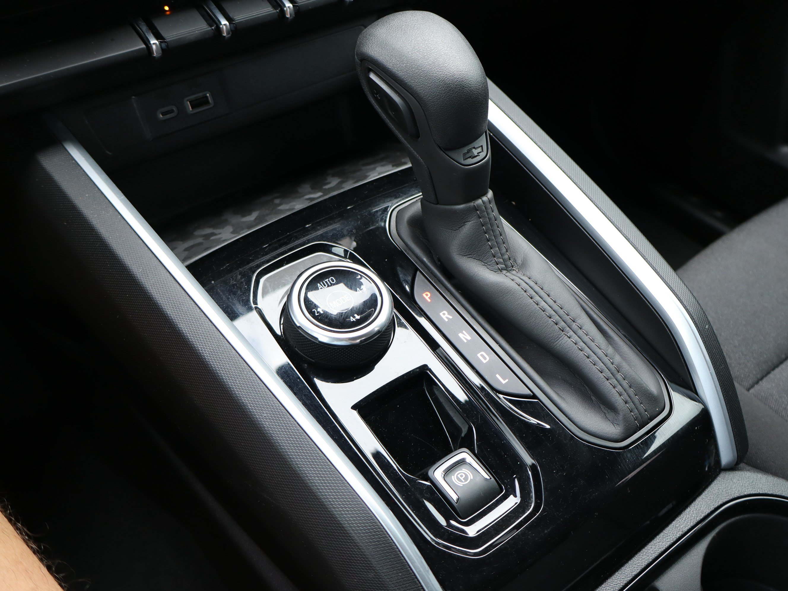 Used 2024 Chevrolet Colorado Trail Boss w/ Technology Package AWD/4WD image 29