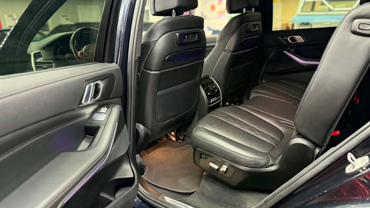 Used 2022 BMW X7 xDrive40i w/ M Sport Package AWD/4WD image 15