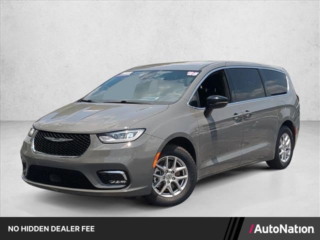 Used 2025 Chrysler Pacifica Select
