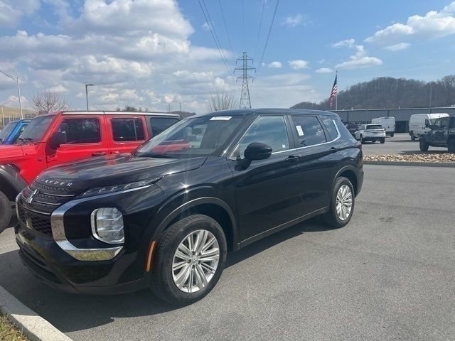 Used 2024 Mitsubishi Outlander ES image 1