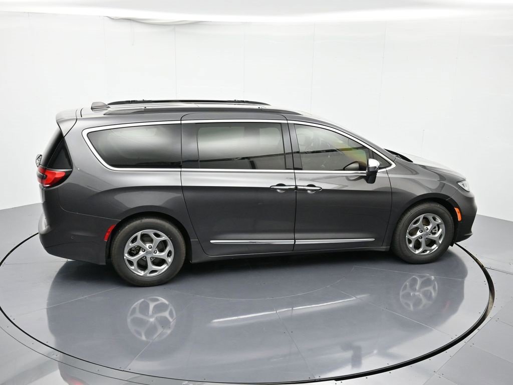 Used 2022 Chrysler Pacifica Limited image 32