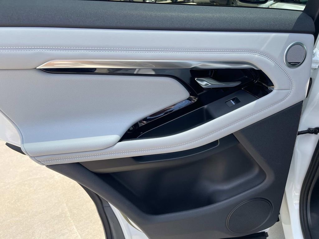 Used 2023 Land Rover Range Rover Evoque R-Dynamic SE image 18