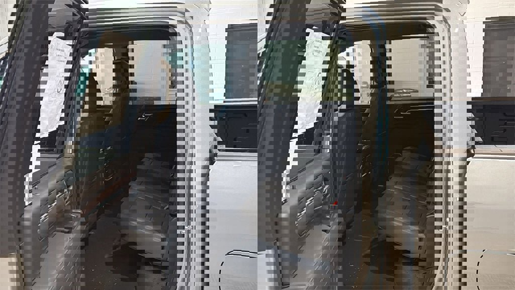 New 2026 GMC Sierra 3500 SLT w/ SLT Premium Package image 18