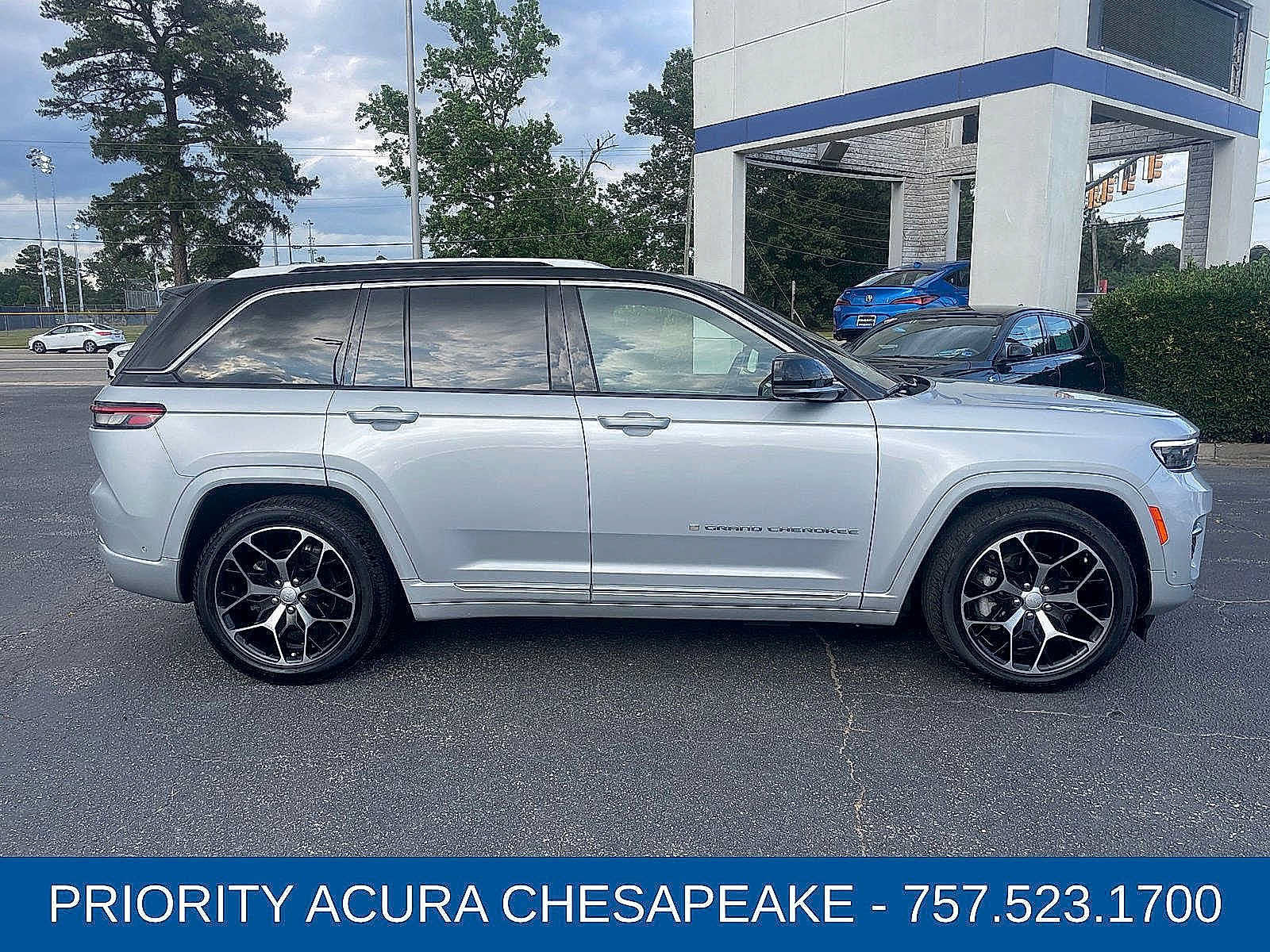 Used 2022 Jeep Grand Cherokee Summit AWD/4WD image 7