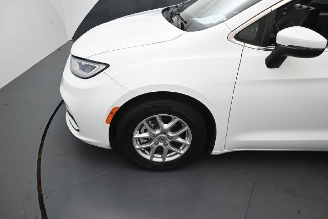 Used 2023 Chrysler Pacifica Touring-L FWD image 9