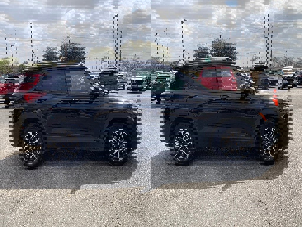 Used 2025 Chevrolet TrailBlazer LT image 4