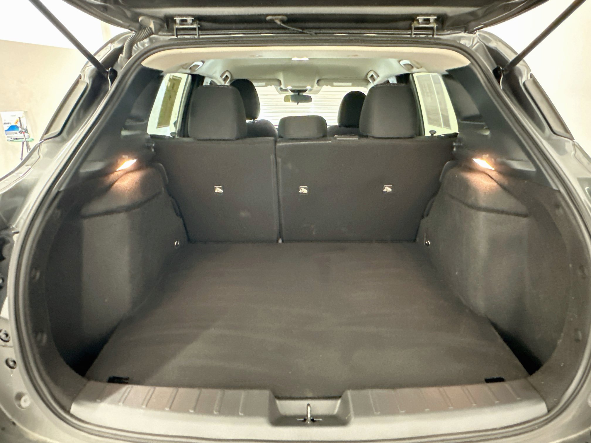 Used 2025 Nissan Kicks SV AWD/4WD image 29