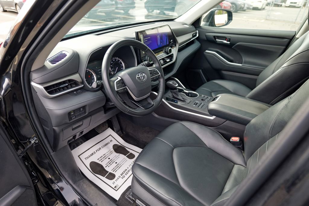 Used 2023 Toyota Highlander XLE AWD/4WD image 16