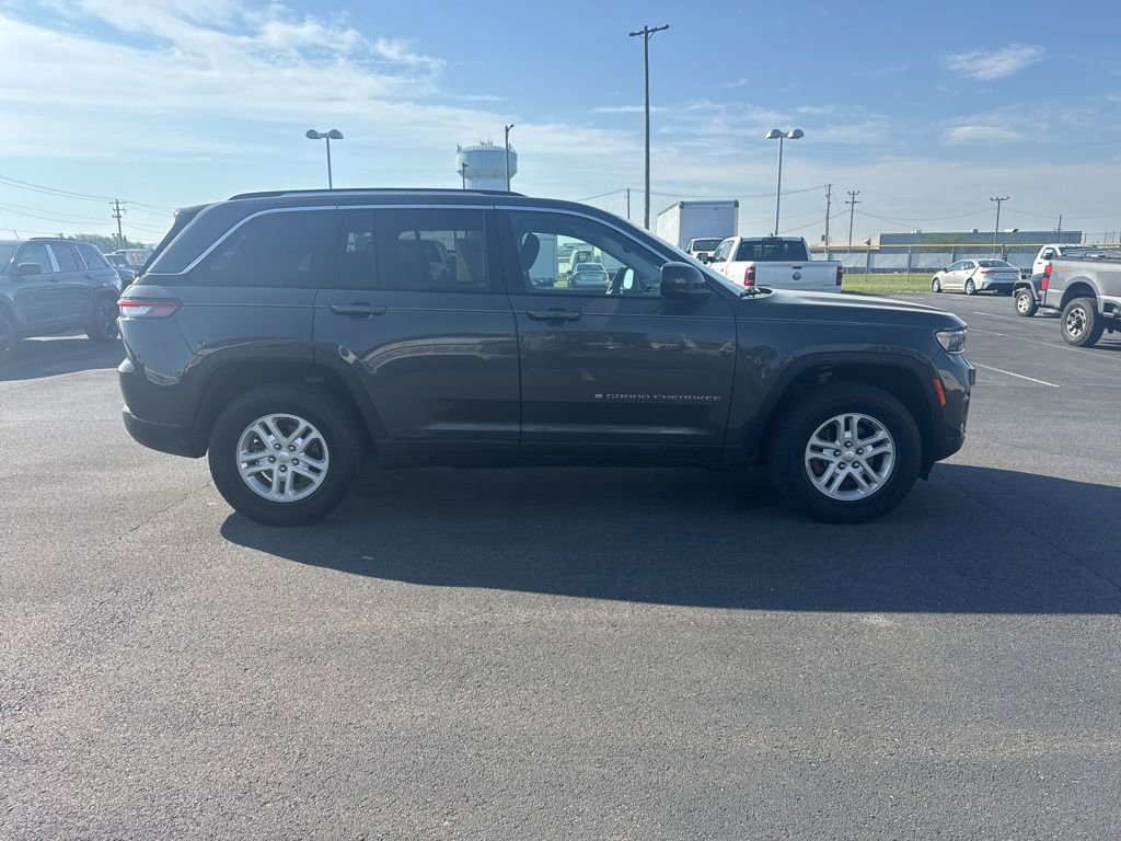 Used 2023 Jeep Grand Cherokee Laredo w/ Luxury Tech Group I AWD/4WD image 4