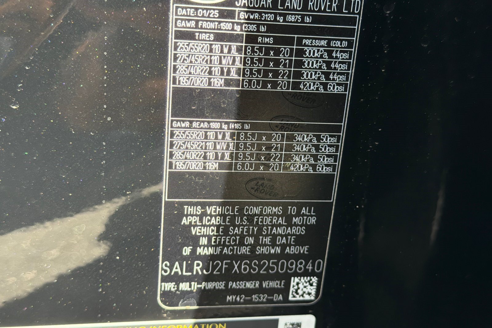 Certified 2025 Land Rover Discovery S AWD/4WD image 29