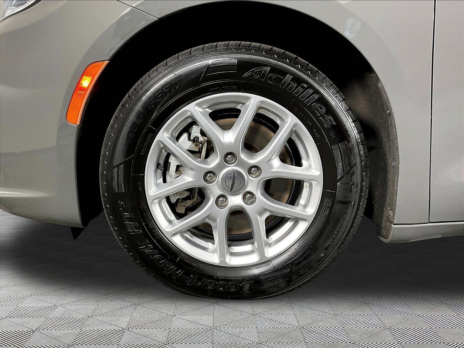 Used 2023 Chrysler Pacifica Touring-L FWD image 34