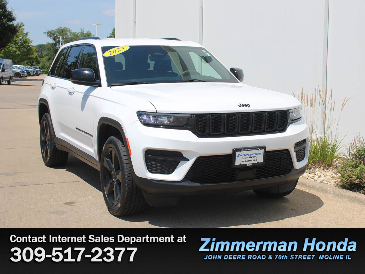 Used 2023 Jeep Grand Cherokee Altitude AWD/4WD image 3