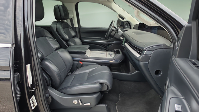 Used 2025 Lincoln Navigator Reserve AWD/4WD image 14
