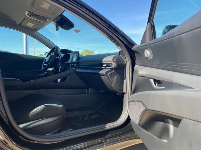 Used 2025 Hyundai Elantra SE image 18