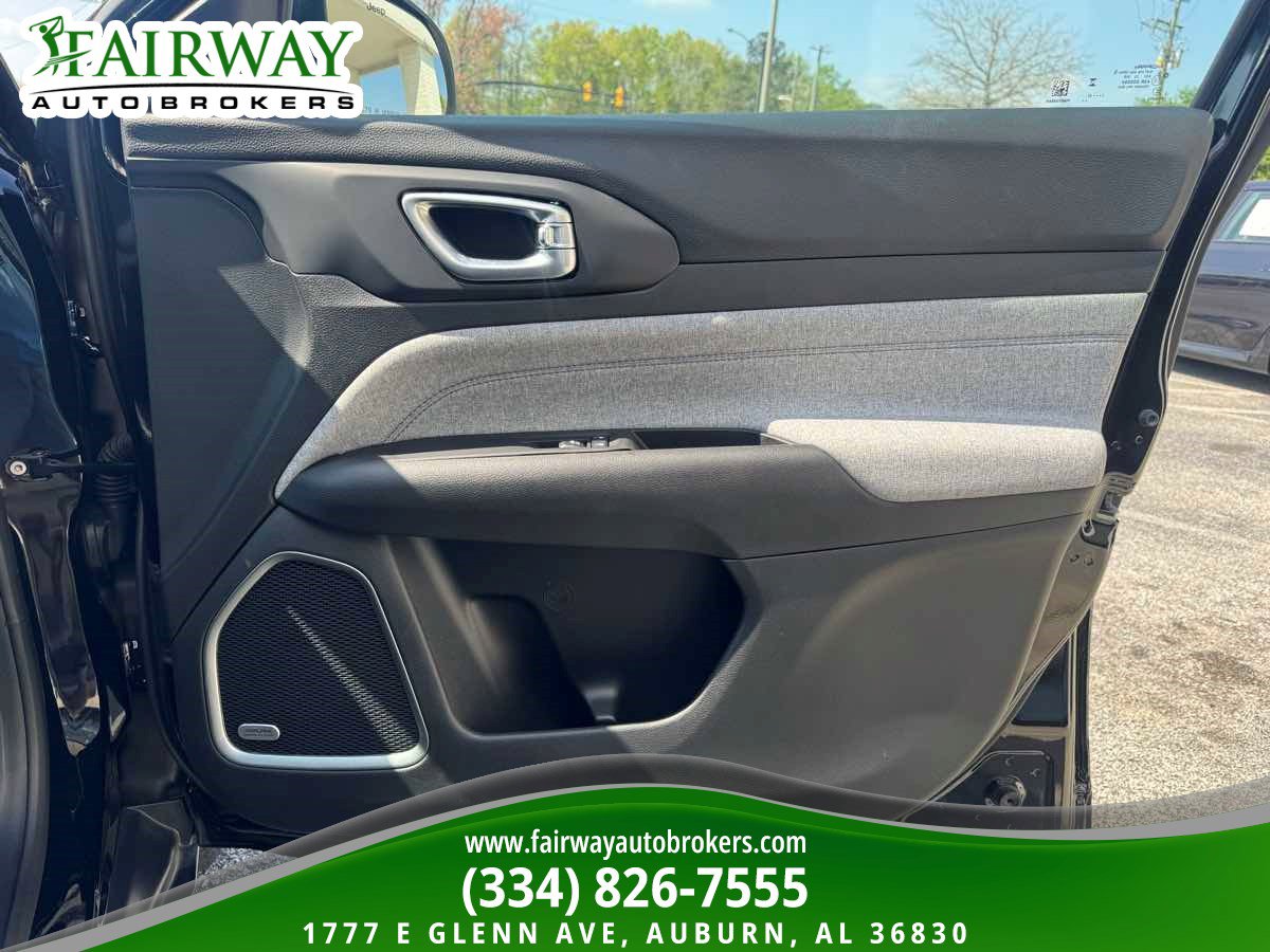 Used 2023 Jeep Compass Latitude w/ Sun and Sound Group AWD/4WD image 29