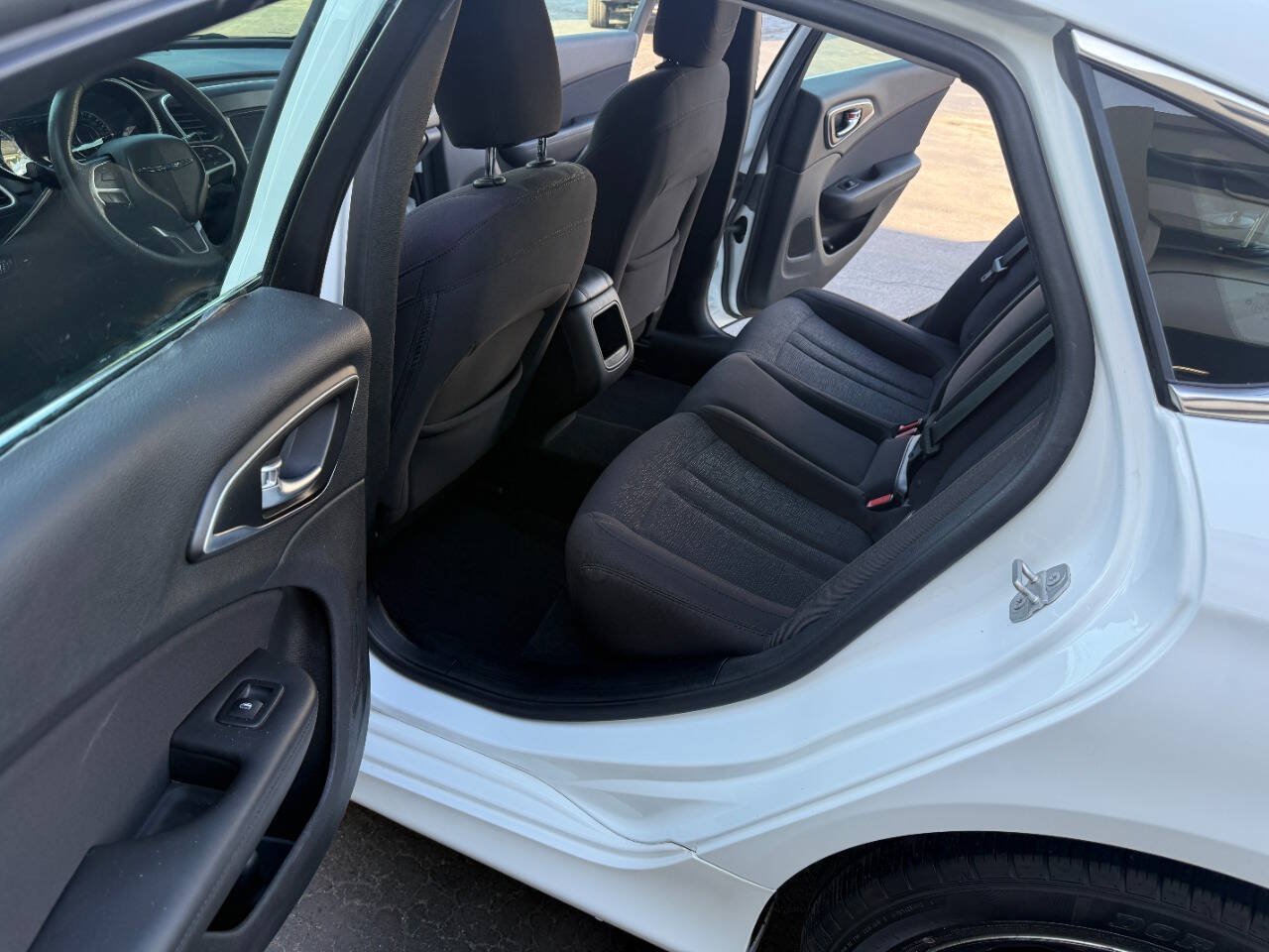 Used 2015 Chrysler 200 Limited FWD image 11