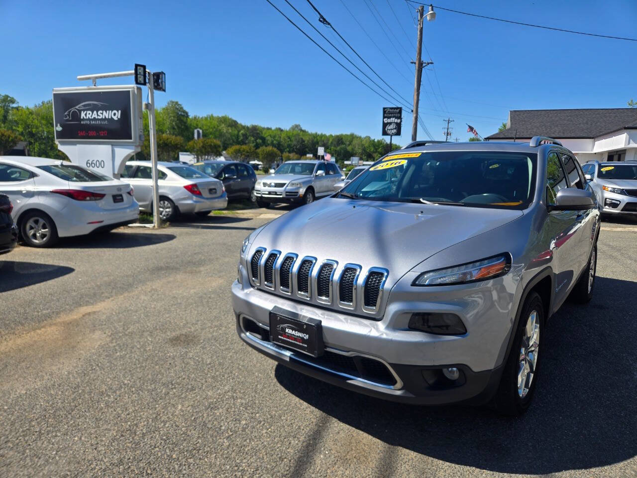 Used 2016 Jeep Cherokee Limited w/ Luxury Group AWD/4WD image 2