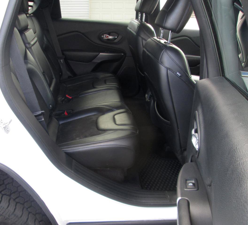 Used 2019 Jeep Cherokee Latitude Plus w/ Comfort/Convenience Group AWD/4WD image 16