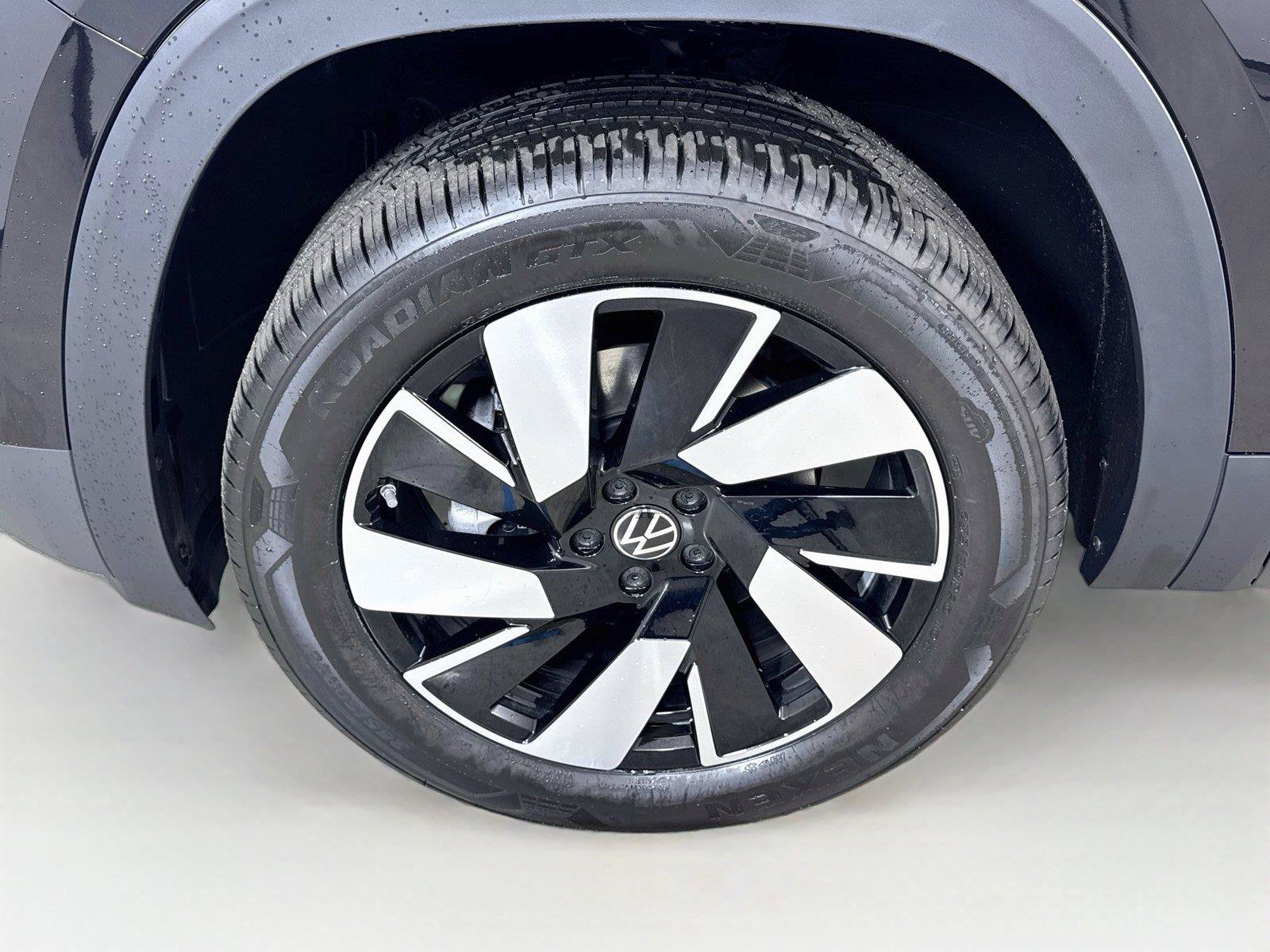 New 2026 Volkswagen Atlas Cross Sport SE FWD image 30