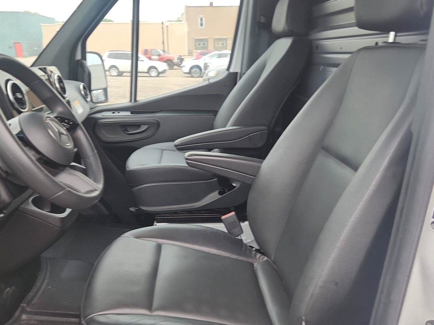 Used 2025 Mercedes-Benz Sprinter 2500 image 10