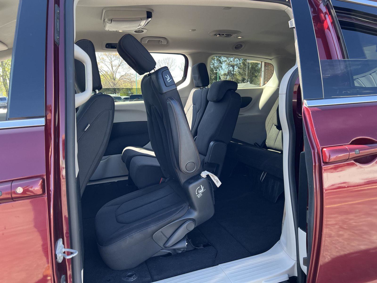 Used 2017 Chrysler Pacifica Touring image 39