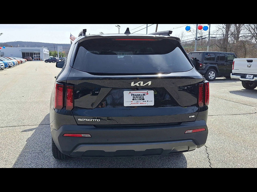 Used 2023 Kia Sorento S w/ Panoramic Sunroof Package AWD/4WD image 7