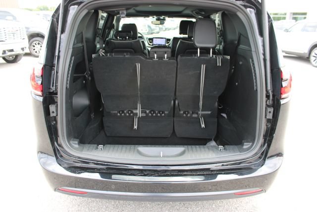 Used 2025 Chrysler Pacifica Limited FWD image 7