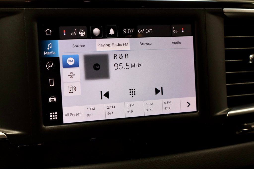 Used 2024 Chrysler Voyager LX image 3