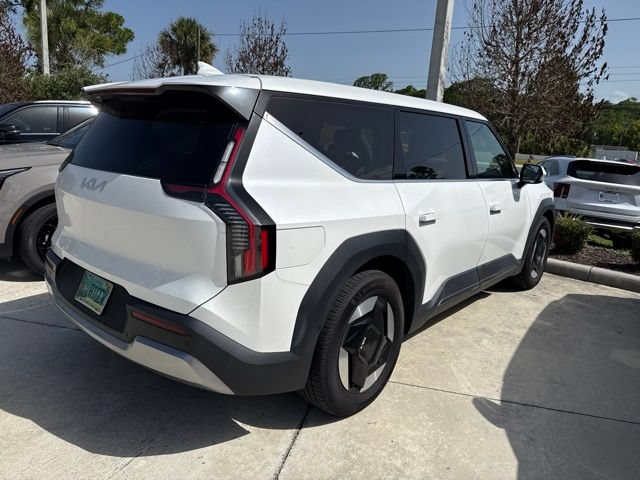 Certified 2024 Kia EV9 Light Long Range RWD image 3