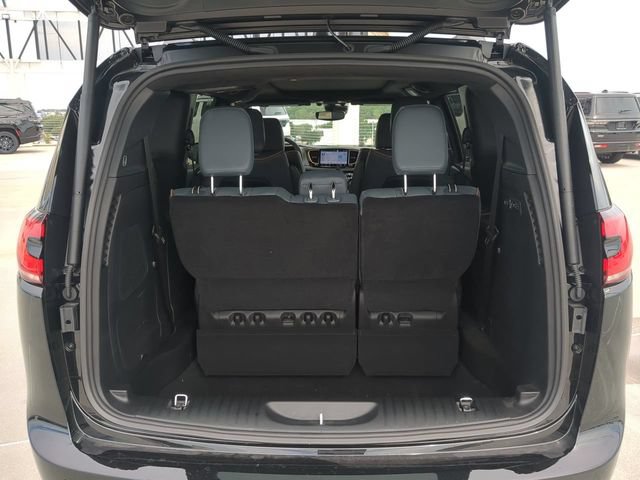 New 2027 Chrysler Pacifica Pinnacle w/ Theater Group AWD/4WD image 14