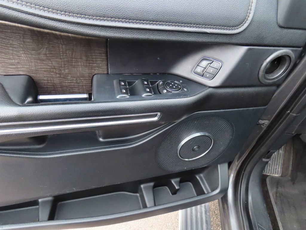 Used 2018 Ford Expedition Limited image 27