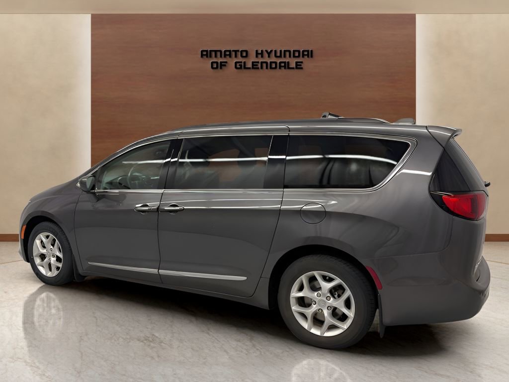 Used 2017 Chrysler Pacifica Touring-L w/ Tire & Wheel Group FWD image 2