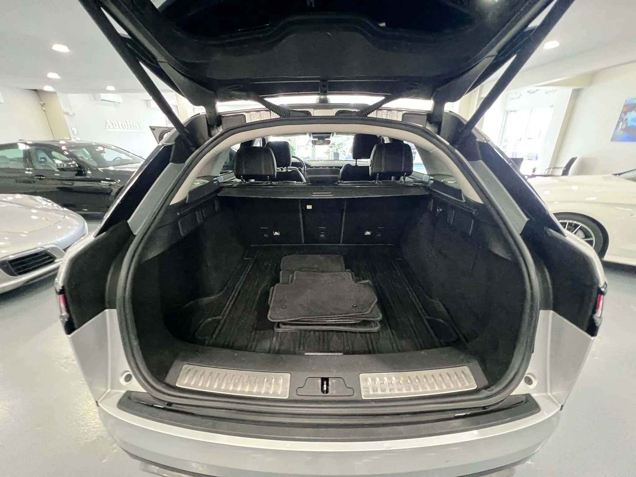 Used 2018 Land Rover Range Rover Velar S AWD/4WD image 21