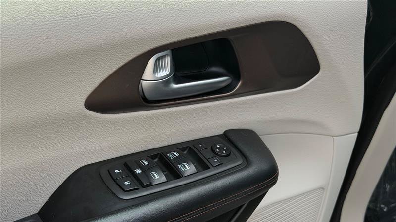 Used 2018 Chrysler Pacifica Touring-L FWD image 22
