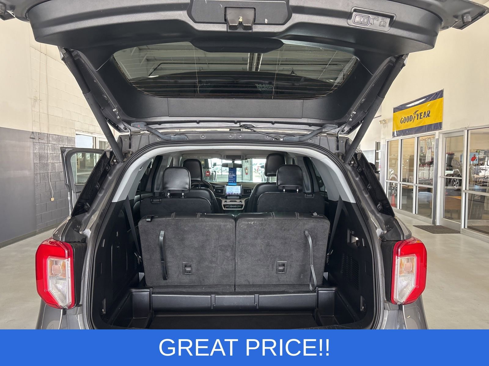 Used 2022 Ford Explorer XLT w/ Equipment Group 202A AWD/4WD image 16