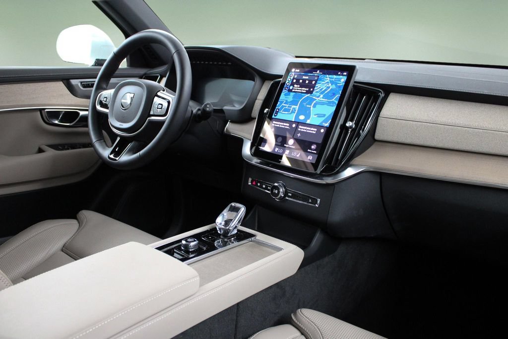 Certified 2025 Volvo XC90 B5 Ultra AWD/4WD image 21