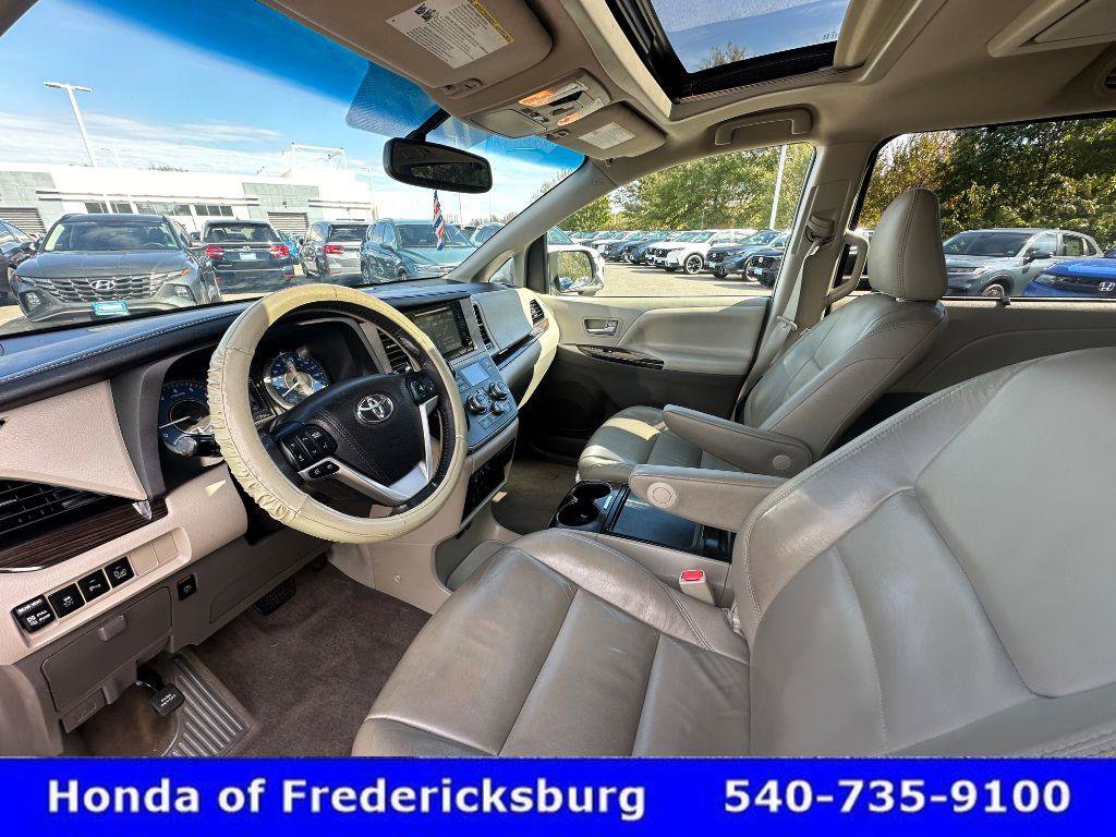 Used 2017 Toyota Sienna XLE Premium image 18