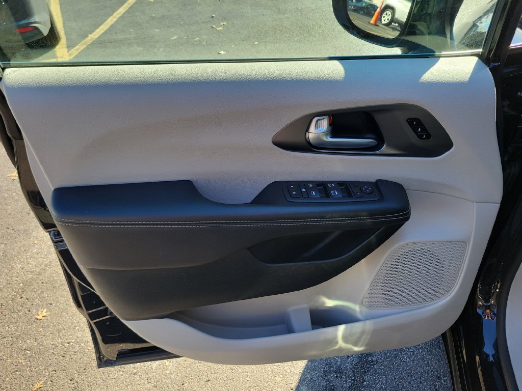 Used 2024 Chrysler Pacifica Touring-L FWD image 22