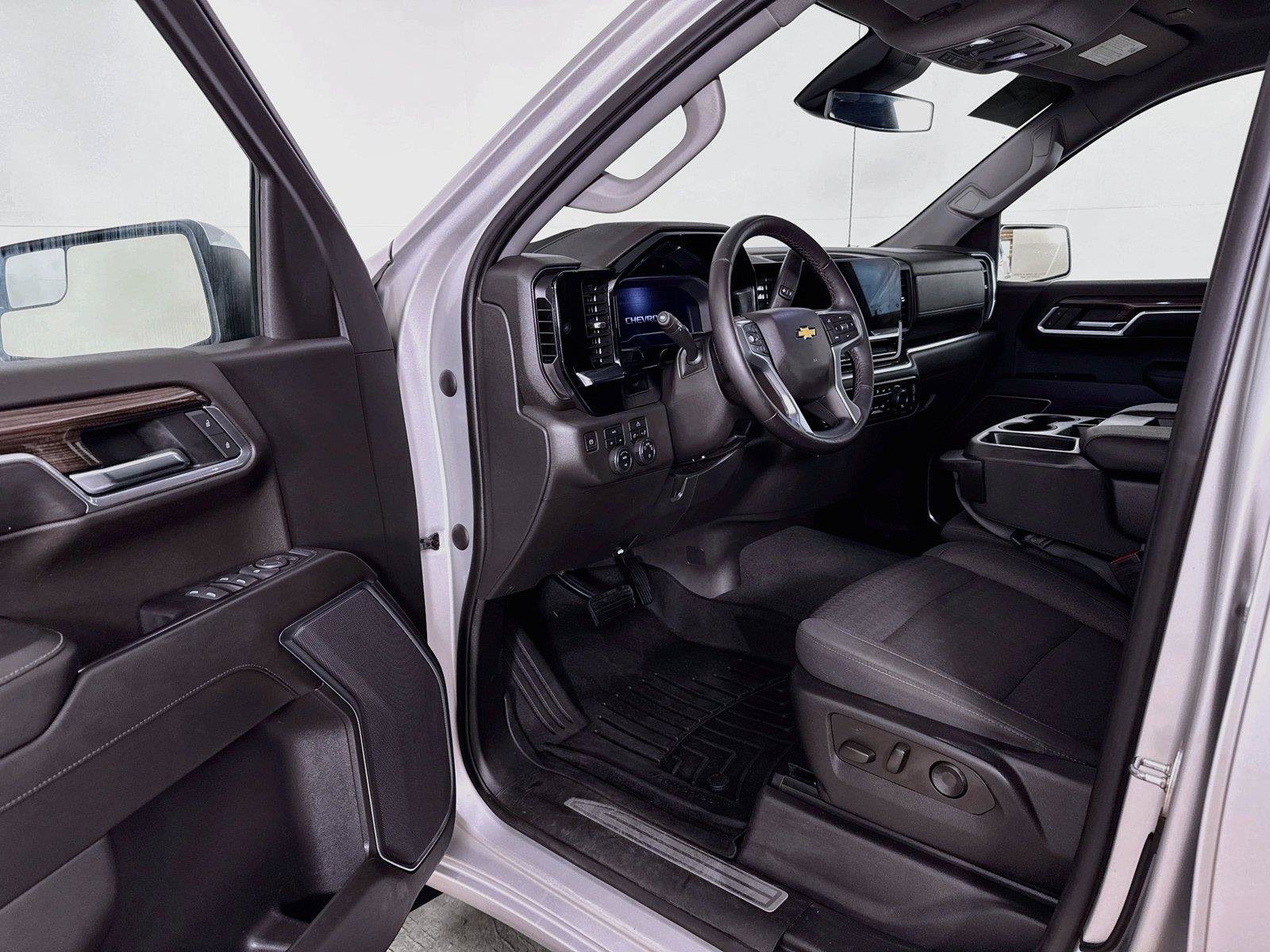 Used 2022 Chevrolet Silverado 1500 LT AWD/4WD image 3