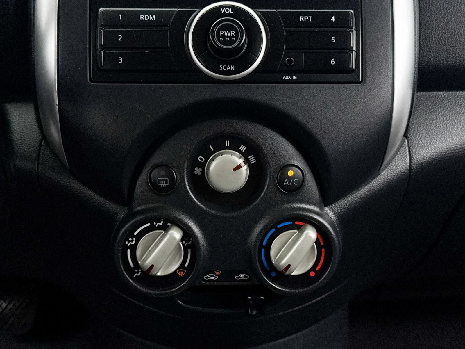 Used 2014 Nissan Versa SV FWD image 16