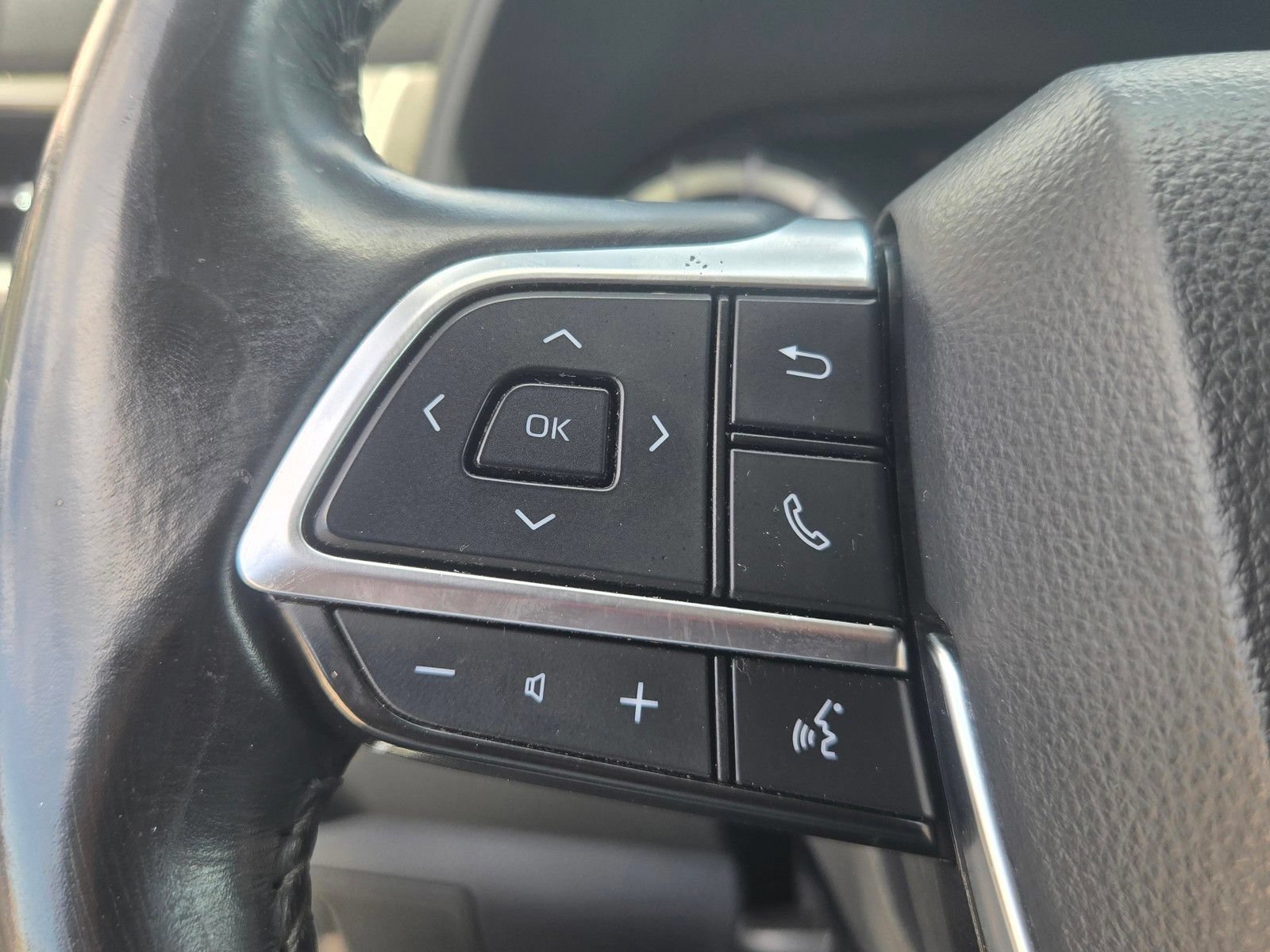 Used 2021 Toyota Highlander LE FWD image 21