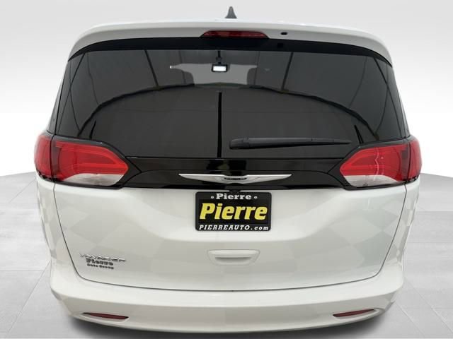 Used 2023 Chrysler Voyager LX image 3