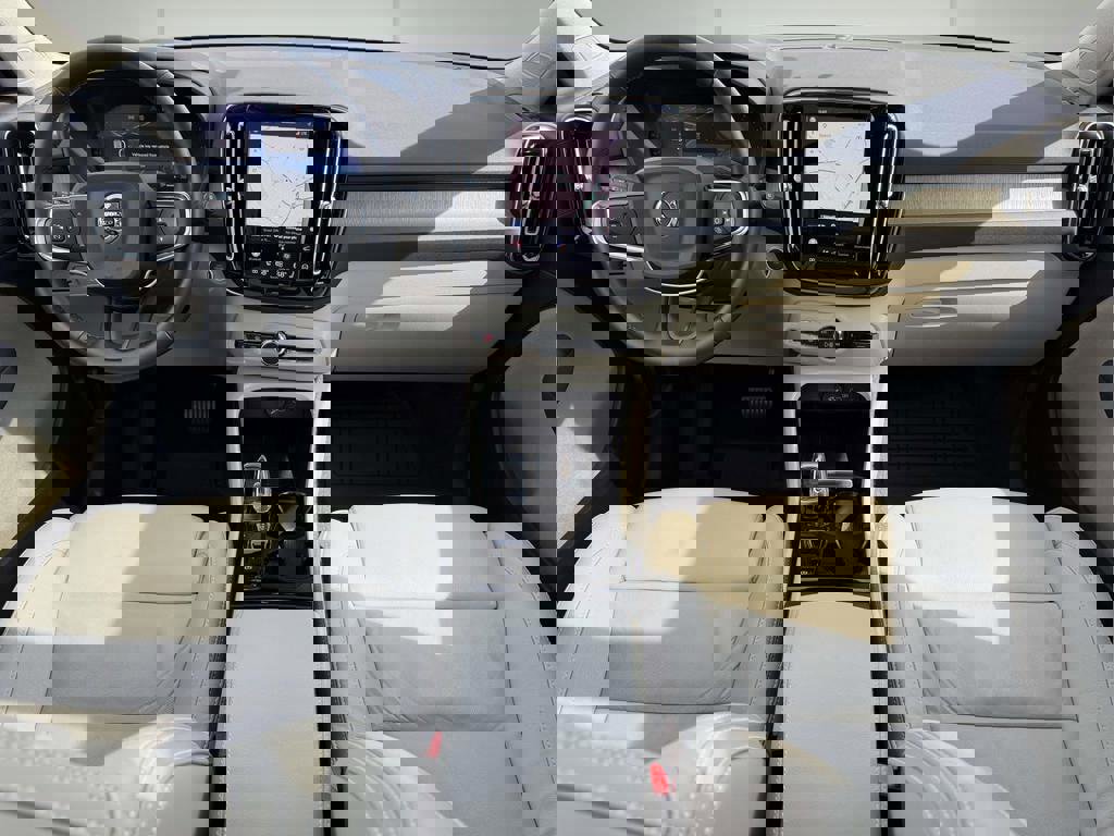 Used 2023 Volvo XC40 B5 Plus w/ Driver Assist Package image 2