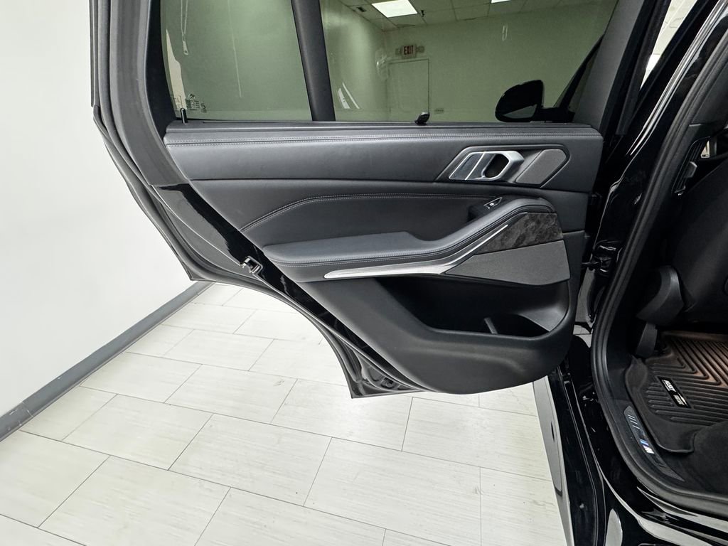 Used 2019 BMW X5 xDrive50i w/ M Sport Package image 11