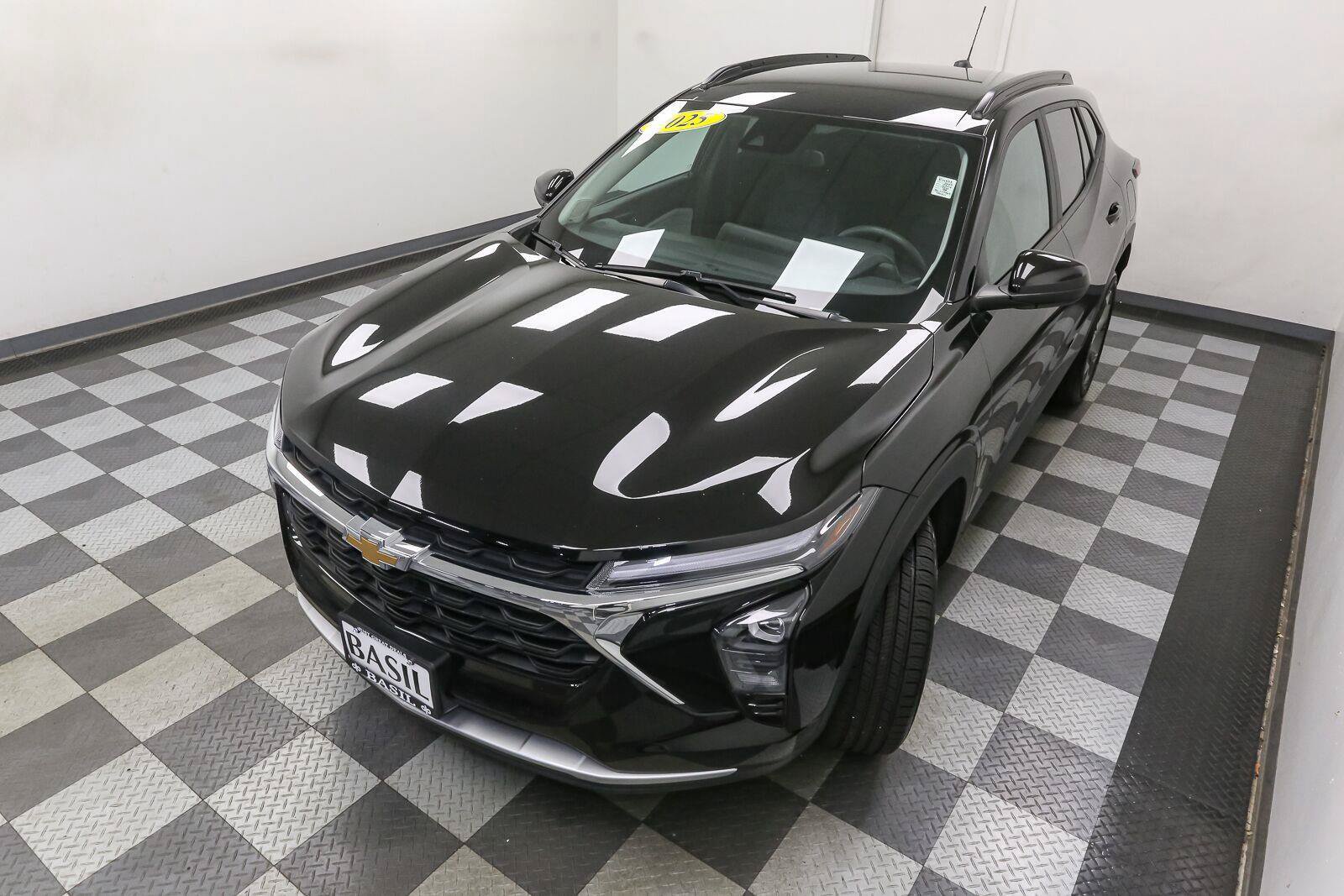 Used 2025 Chevrolet Trax LT FWD image 6