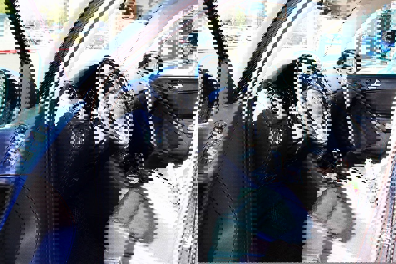 Used 2017 Volkswagen Tiguan S image 9