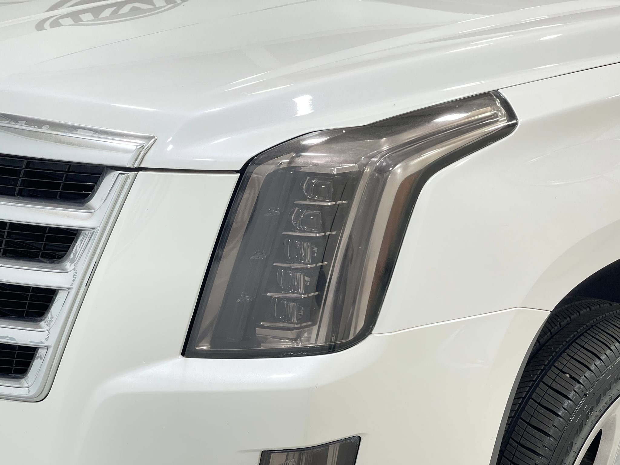 Used 2018 Cadillac Escalade ESV Premium Luxury AWD/4WD image 35