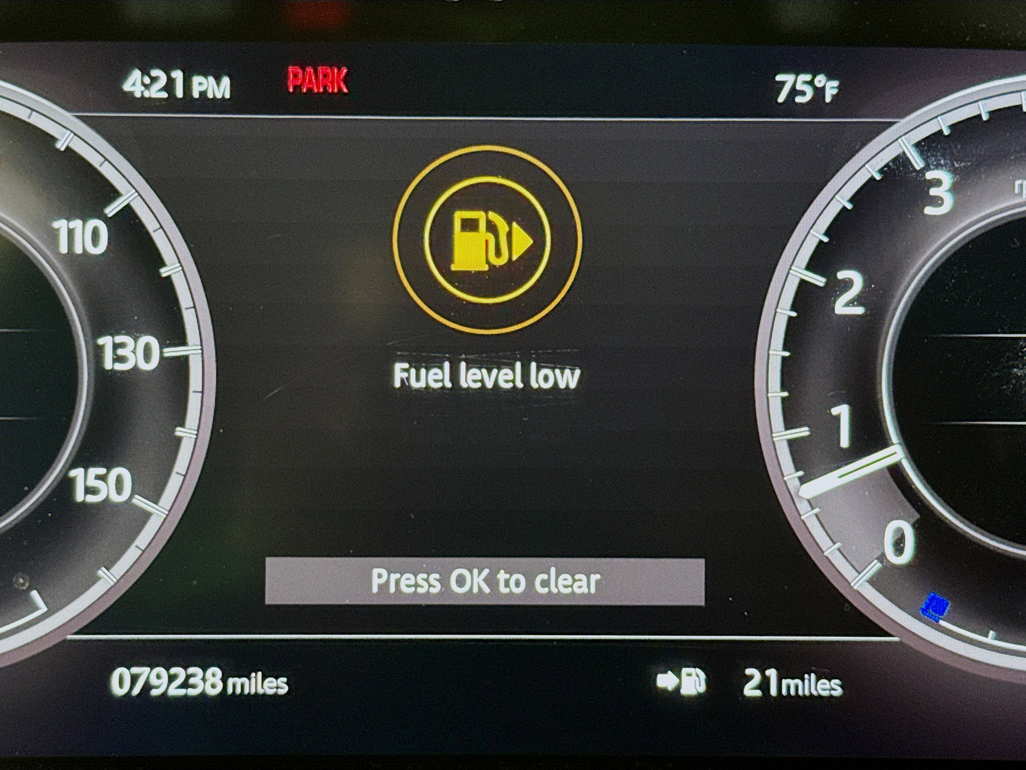 Used 2018 Land Rover Discovery HSE image 15